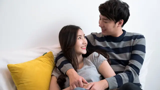 perempuan dan pasangan 9 agustus sofa