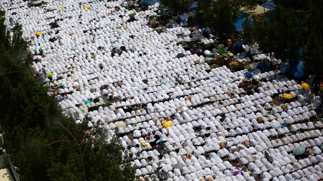 Ratusan Ribu Jemaah Haji Tunaikan Salat di Masjid Namirah Saat Wukuf