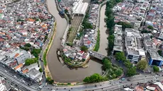 Foto udara memperlihatkan hunian warga di sekitar bantaran Kali Ciliwung yang membelah Kelurahan Kampung Melayu, Jakarta Timur dan Bukit Duri, Jakarta, Selasa (29/4/2025). (merdeka.com/Arie Basuki)