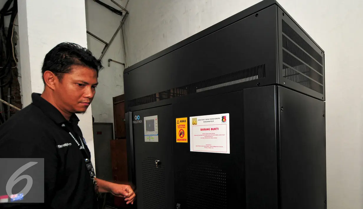 Kompol Bambang melakukan pemeriksaan di ruang UPS SMKN 27, Jakarta, Kamis (11/6/2015). Pemeriksaan sebagai pemenuhan alat bukti untuk melengkapi berkas penyidikan perkara tindak pidana korupsi pengadaan UPS tahun anggaran 2014. (Liputan6.com/Yoppy Renato)