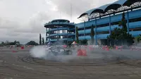 Mobil melakukan drift di acara ‘Nongkrong Bareng TotaL’ di Yogyakarta, beberapa waktu lalu. (Istimewa)