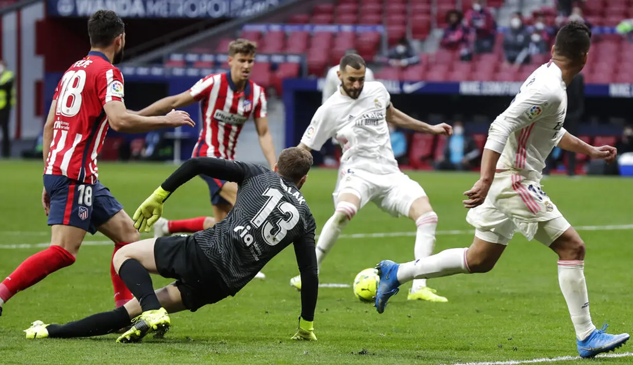 Pemain Real Madrid Karim Benzema mencetak gol ke gawang Atletico Madrid pada pertandingan Liga Spanyol di Stadion Wanda Metropolitano, Madrid, Spanyol, Minggu (7/3/2021). Pertandingan berakhir dengan skor 1-1. (AP Photo/Manu Fernandez)