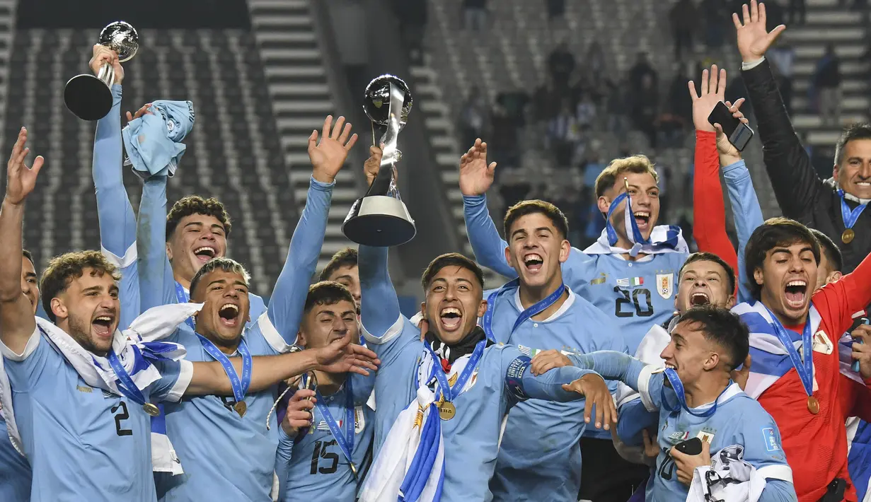 Selebrasi para pemain Timnas Uruguay U-20 dengan trofi juara Piala Dunia U-20 2023 setelah mengalahkan Italia 1-0 pada laga final di Unico Diego Armando Maradona Stadium, La Plata, Argentina, Senin (12/6/2023) dini hari WIB. (AP Photo/Gustavo Garello)