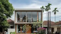 7 Gambar Rumah Minimalis Tampak Depan dengan Aksen Kaca Modern yang Terlihat Mewah