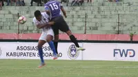 Pemain Persida Sidoarjo dan Persik Kediri duel di udara dalam lanjutan Liga 2 di Stadion Gelora Delta Sidoarjo, Jumat (12/5/2017) malam WIB. (Liputan6.com/Dimas Angga P)