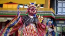 Para biksu Buddha yang mengenakan topeng tampil dalam acara tarian Cham tahunan untuk berdoa agar mendapatkan panen yang baik dan kehidupan yang damai di Biara Tashilhunpo di Xigaze, Daerah Otonom Tibet, China barat daya, 22 September 2020. (Xinhua/Chogo)