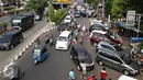 Kendaraan roda empat parkir di bahu Jalan Pramuka, Jakarta, Jumat (20/11). Banyaknya kendaraan pribadi yang parkir di kawasan tersebut menjadi salah satu penyebab kemacetan. terutama saat pagi hingga siang hari. (Liputan6.com/Immanuel Antonius)