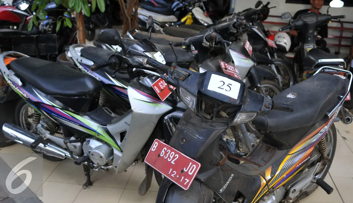 Motor dinas yang akan dilelang terparkir di halaman KPK, Selasa (1/9/2015). ). KPK akan melelang 21 mobil dan 8 motor operasional yang sudah tidak digunakan lagi pada Rabu (2/9) melalui KPKNL Jakarta III. (Liputan6.com/Herman Zakharia)