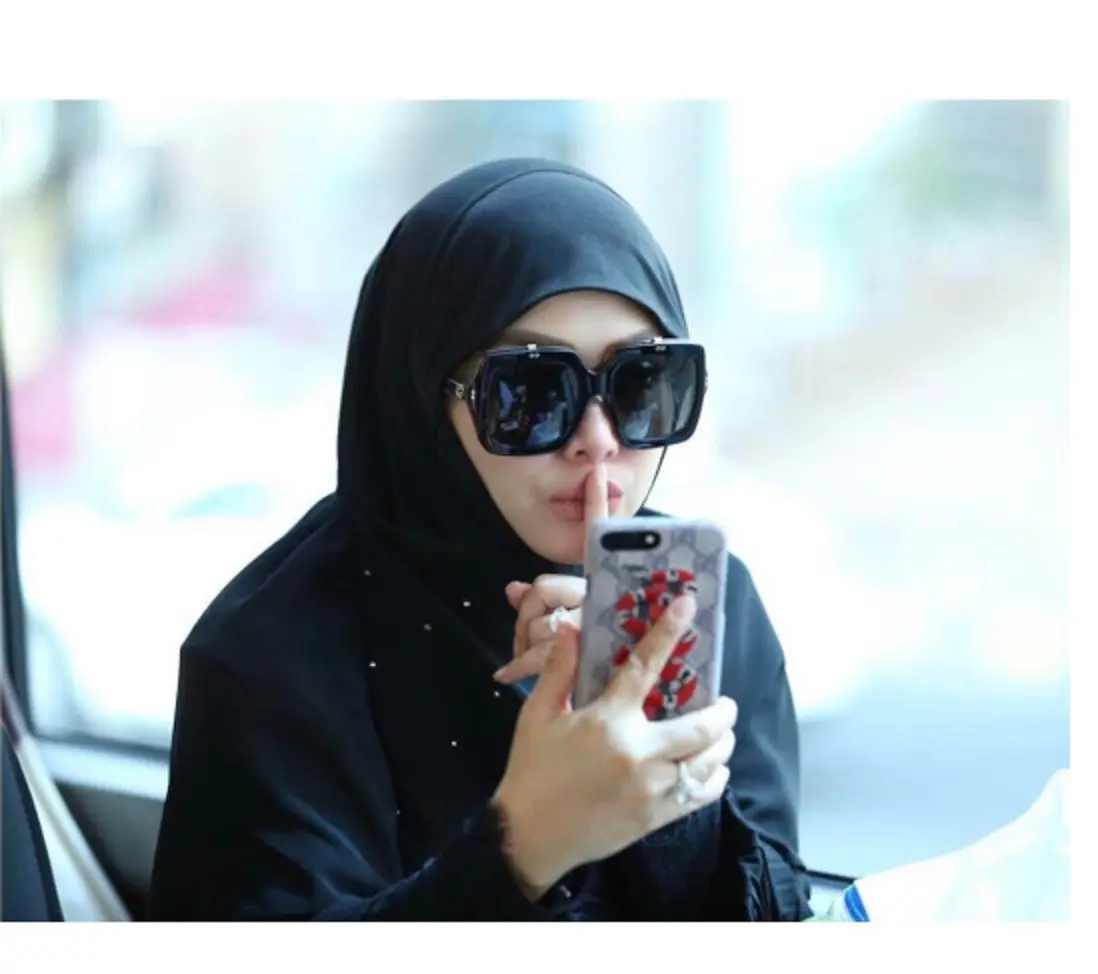 Syahrini saat mengenakan hijab. (Instagram @princessyahrini)