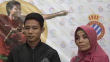 Pesepak bola Indonesia, Evan Dimas, didampingi ibunya, Ana Darmono saat jumpa pers di Kantor Kemenpora. Sang ibunda dengan setia menemani putra sulungnya yang akan merantau ke negeri matador. (Bola.com/Vitalis Yogi Trisna)