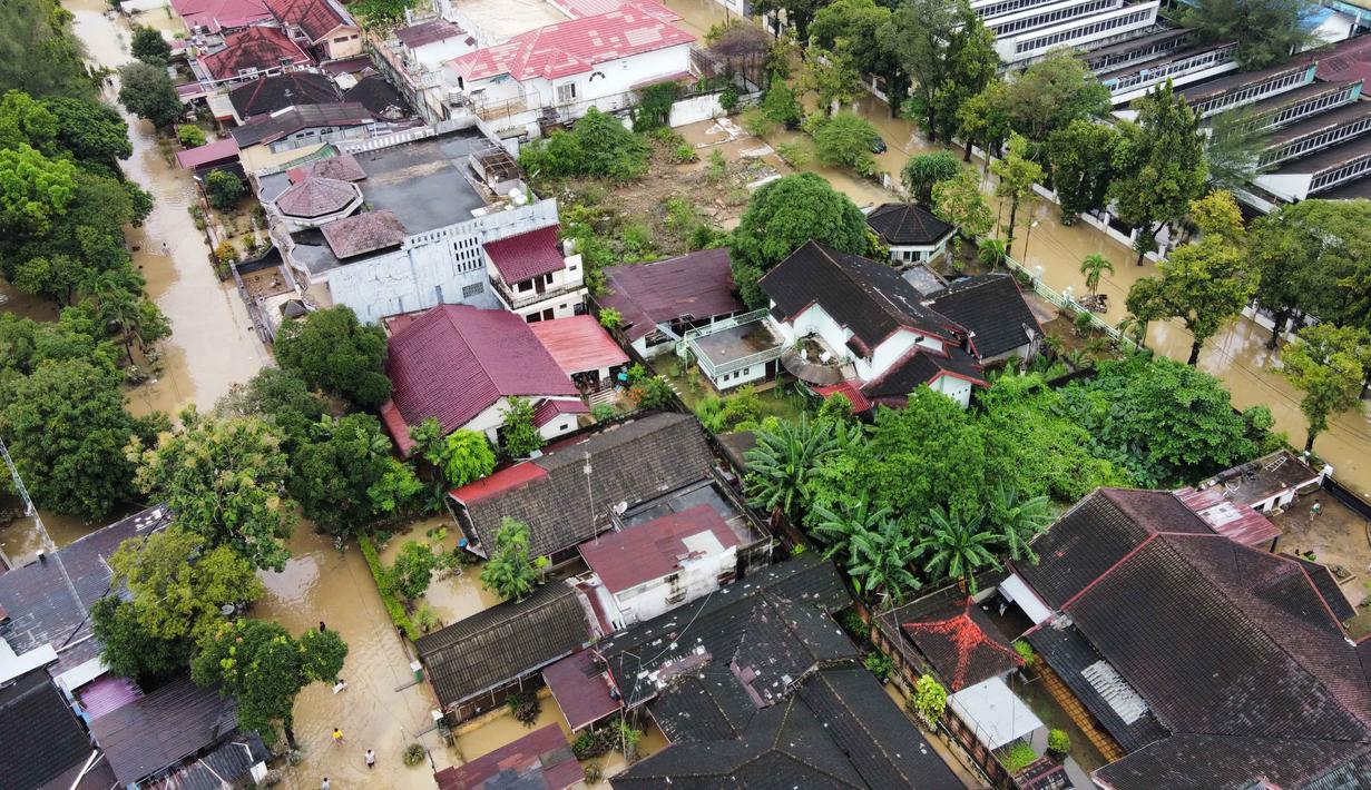  Aceh, Sumatera Utara, dan Sumatera Barat putus. Tampak foto udara menunjukkan permukiman yang terendam banjir di Medan, Sumatera Utara, Jumat 28 November 2025. (AP Photo/Binsar Bakkara)