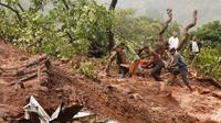 30 Juli 2014 petugas penyelamat membawa jasad korban di lokasi tanah longsor di Desa Malin, Maharashtra, India barat. (AP)