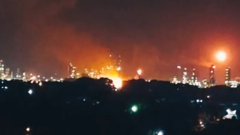 Penampakan kobaran api usai ledakan kilang minyak Pertamina Dumai pada Sabtu malam.