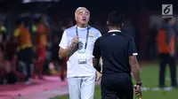 Pelatih Persib, Mario Gomez melakukan protes kepada wasit saat melawan Persija pada lanjutan Go-Jek Liga 1 Indonesia 2018 bersama Bukalapak di Lapangan PTIK, Jakarta, Sabtu (30/6). Persija unggul 1-0. (Liputan6.com/Helmi Fithriansyah)