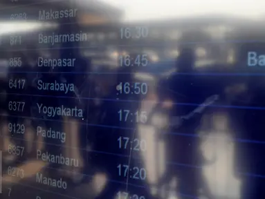 Papan informasi menunjukkan pembatalan penerbangan tujuan Denpasar di Bandara Soekarno Hatta Tangerang, Jumat (10/7/2015). Puluhan jadwal penerbangan dibatalkan karena erupsi Gunung Raung. (Liputan6.com/JohanTallo)
