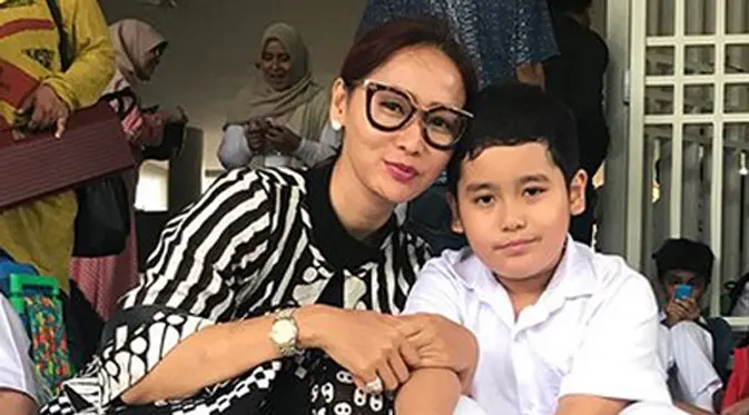 Sibuk dengan segala aktivitasnya menjadi penyanyi dangdut dang pebisnis, Inul Daratista ternyata tetap menjalankan kewajiban utamanya sebagai ibu. Terlihat dalam foto-foto bersama anaknya berikut ini. (Instagram/inul.d)