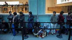 Sejumlah pembeli mengantre di Fifth Avenue Apple Store di New York City, AS (22/9). IPhone 8 dan iPhone 8 Plus yang baru, serta Apple Watch dan Apple TV terbaru sudah dapat dibeli toko Apple Store. (Drew Angerer / Getty Images / AFP)