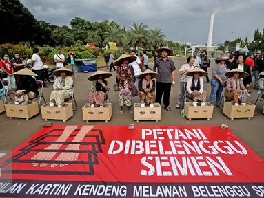 Suasana sembilan orang petani perempuan yang disemen kakinya saat mengelar aksi lanjutan di depan Istana Negara, Jakarta (13/4). Aksi tersebut sebagai penolakan terhadap tambang dan pabrik semen di Pegunungan Kendeng, Jateng. (Liputan6.com/Faizal Fanani)