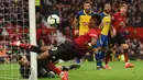 Striker Manchester United, Marcus Rashford, berusaha membobol gawang Southampton pada laga Premier League di Stadion Old Trafford, Manchester, Sabtu (2/3). MU menang 3-2 atas Southampton. (AFP/Oli Scarff)