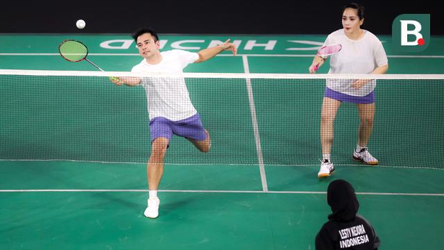 Foto: Aksi Jatuh Bangun Pasangan Raffi Ahmad dan Nagita Slavina saat Laga Bulu Tangkis di Turnamen Olahraga Selebriti Indonesia