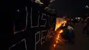Suporter Persija menyalakan lilin saat aksi di kawasan Stadion GBK Jakarta, Senin (16/5/2016). Aksi ini untuk mengenang wafatnya Fahreza saat akan menyaksikan laga Persija melawan Persela, Jumat pekan lalu. (Liputan6.com/Helmi Fithriansyah)