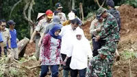 Mensos Khofifah Indar Parawansa meninjau lokasi banjir Pacitan.