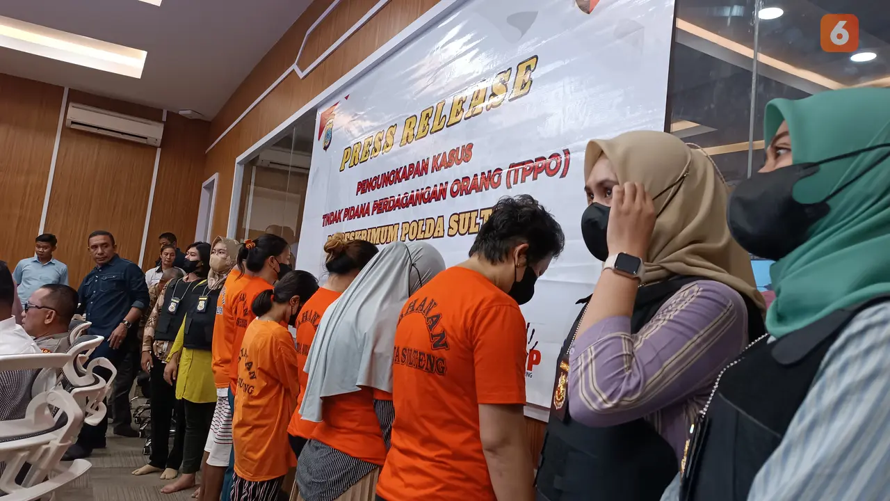 Enam orang sindikat penjualan bayi (berbaju orange).