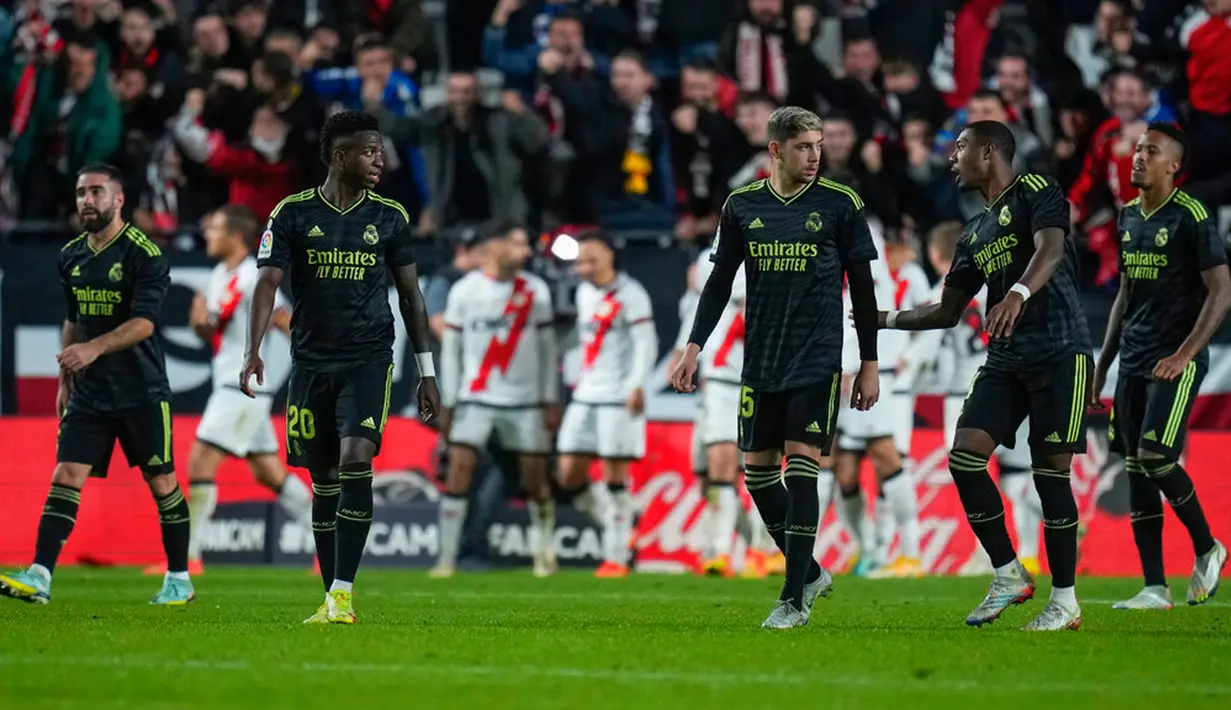 Para pemain Real Madrid (depan) berjalan di lapangan saat para pemain Rayo Vallecano merayakan gol pada pertandingan sepak bola Liga Spanyol di Stadion Vallecas, Madrid, Spanyol, 7 November 2022. Rayo Vallecano mengalahkan Real Madrid dengan skor 3.2. (AP Photo/Manu Fernandez)