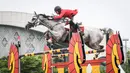 Atlet berkuda tim DNV Equestrian, Agung Riyanto beraksi pada nomor Show Jumping 140 cm saat ajang Solidarity Equestrian Challange 2022 yang berlangsung di Jakarta International Equestrian Park, Jakarta Timur, Minggu (30/01/2022). (Bola.com/Bagaskara Lazuardi)