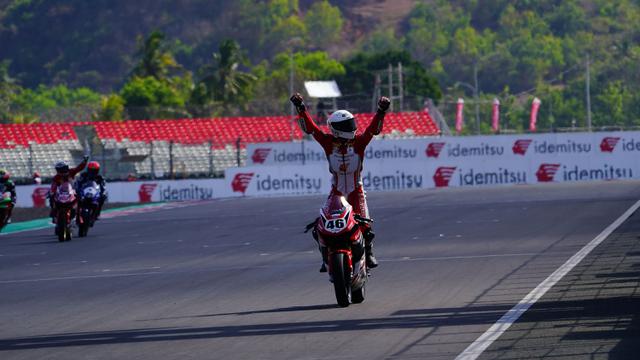 Foto: Herjun Atna Firdaus Kembali Juara Kelas AP250 pada Race Kedua ARRC Mandalika 2023, Pembalap Jepang Jawara di Kelas SS600