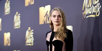 Sebagai selebriti Hollywood wajar saja jika sang idola menggonta-ganti gaya rambut maupun gaya fashion. Hal tersebut tengah dilakukan oleh Cara Delevigne, rupanya ia bosan dengan rambut terurai panjang. (AFP/Bintang.com)