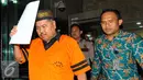 Tersangka Panitera PTUN Medan, Syamsir Yusfan usai diperiksa KPK, Jakarta, Jumat (24/7/2015). Syamsir diduga menerima suap terkait persidangan perkara penyalahgunaan dana bantuan sosial di Medan tahun anggaran 2012-2013. (Liputan6.com/Yoppy Renato)