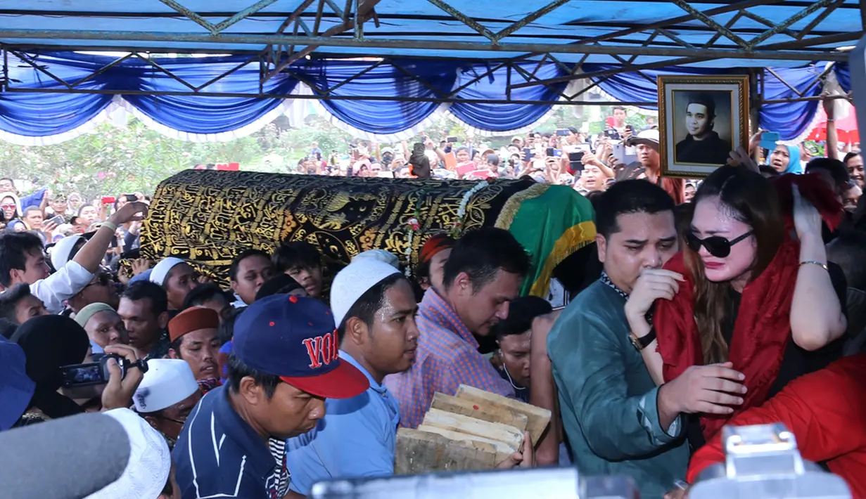 Berusaha tetap tegar, Luna Maya tetap berjalan beriringan di pemakaman Olga (Foto: Galih W Satria)