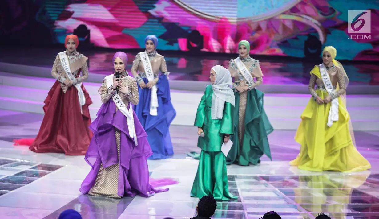 Ekspesi finalis asal Turki saat menjawab pertanyaan yang diajukan dewan juri dalam malam puncak Puteri Muslimah Asia 2018 di Jakarta, Senin (7/5). (Liputan6.com/Faizal Fanani)