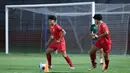 Sebagai catatan, Indonesia wajib meraih kemenangan untuk menjaga peluang lolos ke babak semifinal setelah sebelumnya menelan kekalahan pahit 0-1 dari Malaysia. Tampak dalam foto, pemain Timnas Indonesia menggelar sesi latihan terakhir jelang laga melawan Vietnam pada laga terakhir Grup A Piala AFF U-17 2026 di Stadion Gelora 10 November, Surabaya, Jawa Timur, Sabtu (18/4/2026). (Bola.com/M Iqbal Ichsan)