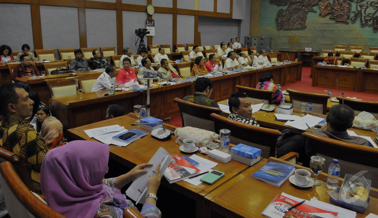 Suasana pertemuan antara KOI, KONI dan Komisi X, Jakarta, Senin (25/5/2015). Pertemuan tersebut membahas sejumlah masalah dan persiapan menjelang Sea Games 2015 yang digelar di Singapura. (Liputan6.com/Andrian M Tunay)