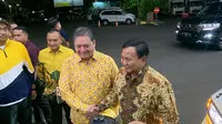 Ketua Umum Partai Gerindra Prabowo Subianto disambut Ketua Umum Golkar Airlangga Hartarto saat tiba di DPP Partai Golkar, Jalan Anggrek Neli Murni, Jakarta Barat, pada Kamis (14/9/2023). (Liputan6.com/ Ady Anugrahadi)