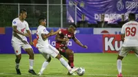 Duel sengit antara Bali United kontra PSM Makassar dalam lanjutan BRI Liga 1 2021/2022 di Stadion I Gusti Ngurah Rai, Denpasar, Senin (7/2/2022) malam WIB. (Bola.com/Maheswara Putra)