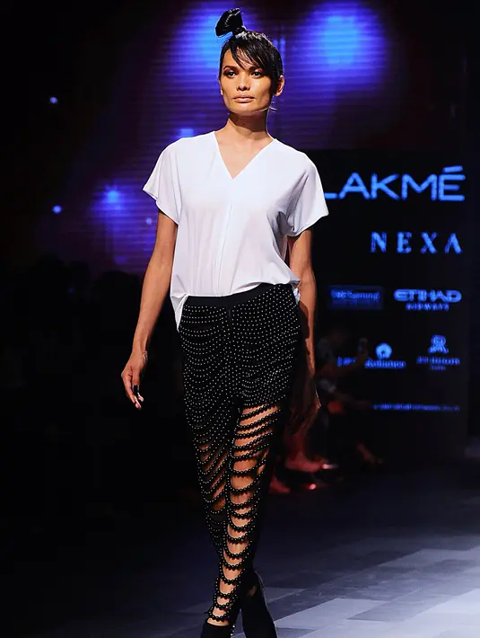 Model berjalan di atas catwalk membawakan busana kreasi dari desainer Shweta Kapur di Lakme Fashion Week (LFW) Winter / Festive 2017 di Mumbai (16/8). Lakme Fashion Week berlangsung di Mumbai mulai 16-20 Agustus. (AFP Photo/Sujit Jaiswal)