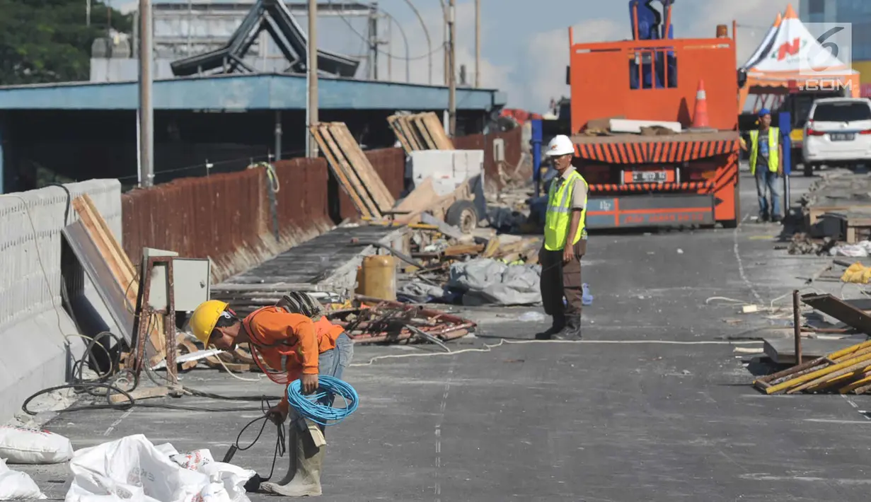 Pekerja menyelesaikan pembangunan proyek flyover Pancoran di Jakarta, Selasa (9/1). Proyek untuk mengurai kemacetan di Ibukota tersebut ditargetkan mulai beroperasi pada pertengahan bulan Januari 2017. (Liputan6.com/Immanuel Antonius)
