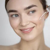 Mengaplikasikan serum untuk perawatan maksimal/copyright freepik.com/freepik