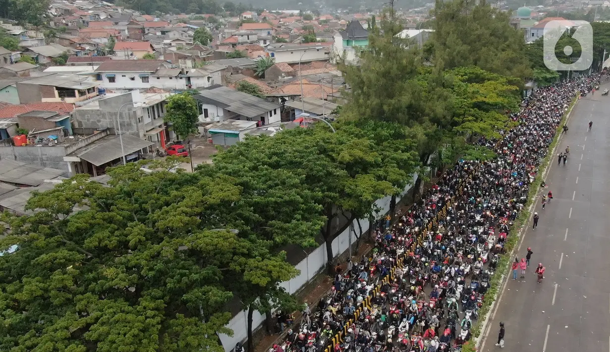<p>Pantauan udara ribuan pemudik sepeda motor memadati pelabuhan Merak Banten, Sabtu (30/4/2022). H-2 Lebaran atau Puncak Arus Mudik, pelabuhan Merak diserbu ribuan pemudik motor. (Liputan6.com/Angga Yuniar)</p>