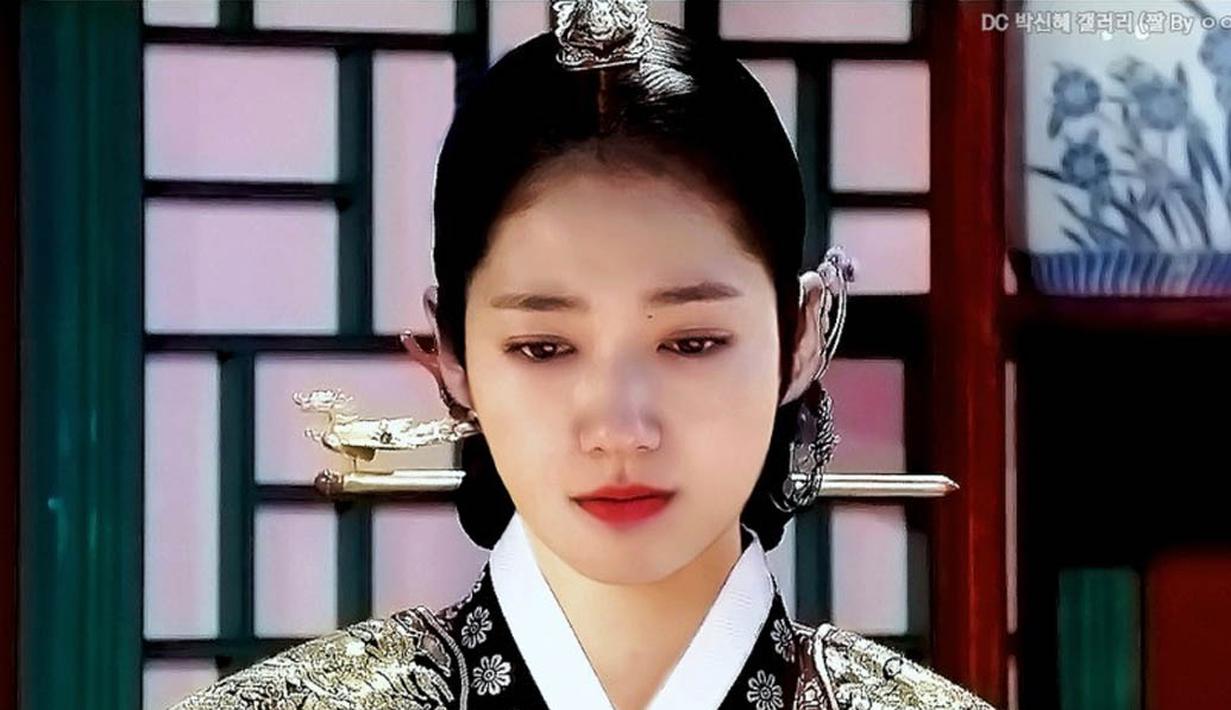 Di film tersebut, Park Shin Hye berpakaian sebagai ratu era Joseon, memakai hanbok, kostum etnis tradisional Korea. (soompi.com) 