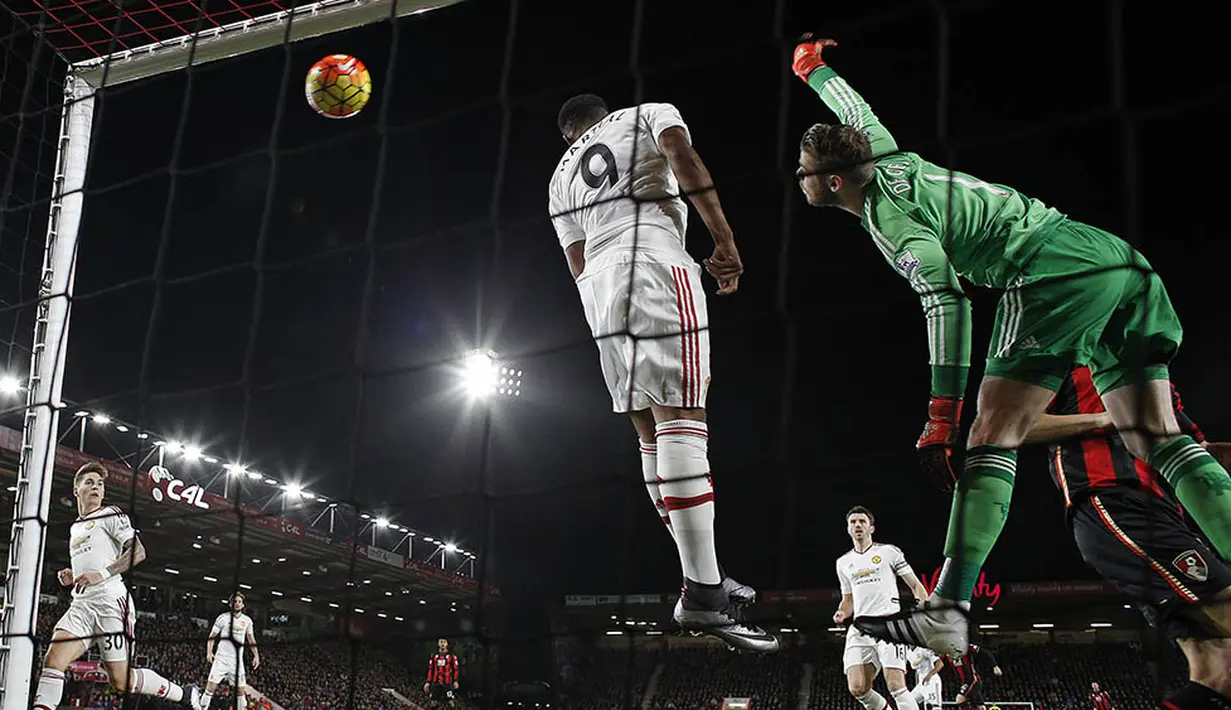 Kiper MU, David de Gea, berusaha menepis bola atas saat  melawan Bournemouth pada laga Liga Premier Inggris di Stadion Vitality, Inggris, Sabtu (12/12/2015). (AFP/Adrian Dennis)
