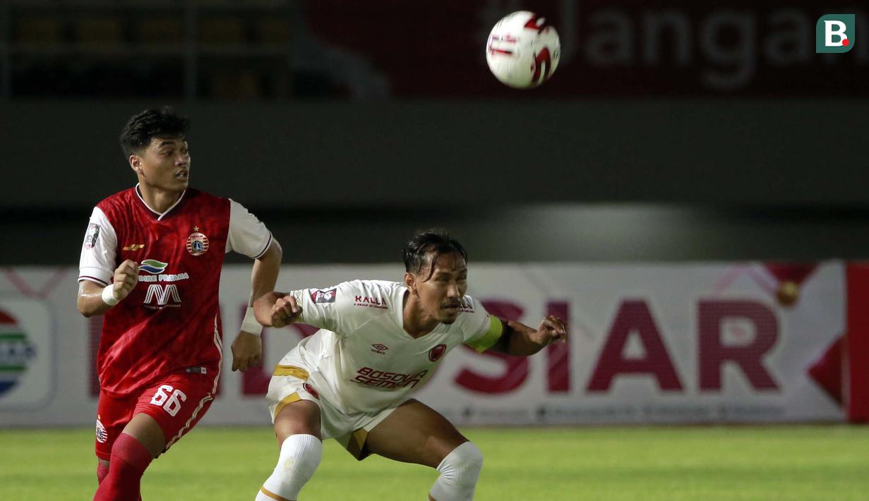 Pemain PSM Makassar, Zulkifli Syukur (kanan) mengontrol bola dibayangi pemain Persija Jakarta, Alfath Faathier dalam laga leg kedua semifinal Piala Menpora 2021 di Stadion Manahan, Solo, Minggu (18/4/2021). (Bola.com/Ikhwan Yanuar)