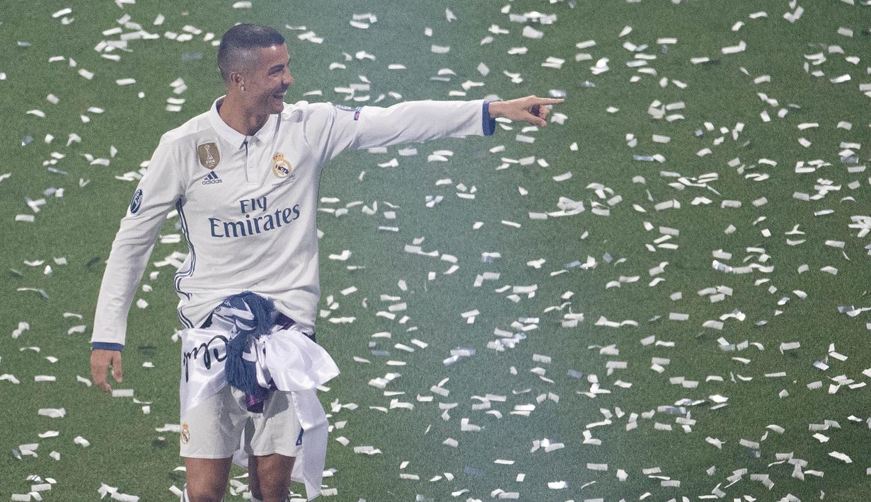 Striker Real Madrid, Cristiano Ronaldo, saat menghadiri perayaan gelar ke-12 Liga Champions di Stadion Santiago Bernabeu, Madrid, Spanyol (04/06/2017). Cristiano Ronaldo merubah gaya rambutnya usai menjuarai Liga Champions. (AFP/Curto De La Torre)