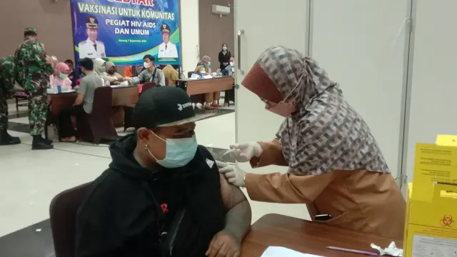 Hanapi, Komunitas Tato Bali Ikut Vaksin Di Kota Serang, Banten. (Selasa, 07/09/2021). (Liputan6.com/Yandhi Deslatama).