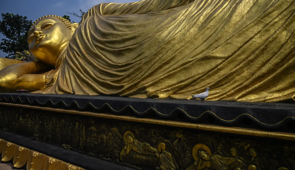 Pandita Maha Vihara Mojopahit, Sariyono mengatakan, pemandian patung Buddha Tidur ini merupakan rutinitas vihara ketika saatnya untuk dibersihkan.  (AFP/Bagus Saragih)