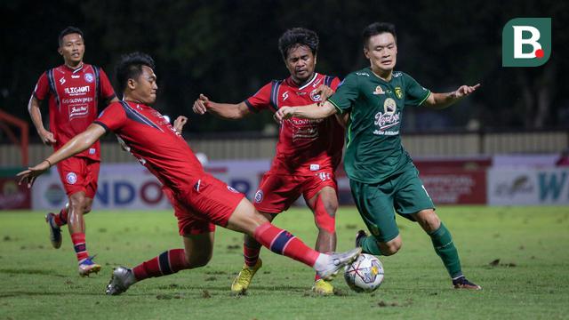 Foto: Gagalkan Penalti di Penghujung Laga, Ernando Ari Pastikan Persebaya Bungkam Arema FC di BRI Liga 1