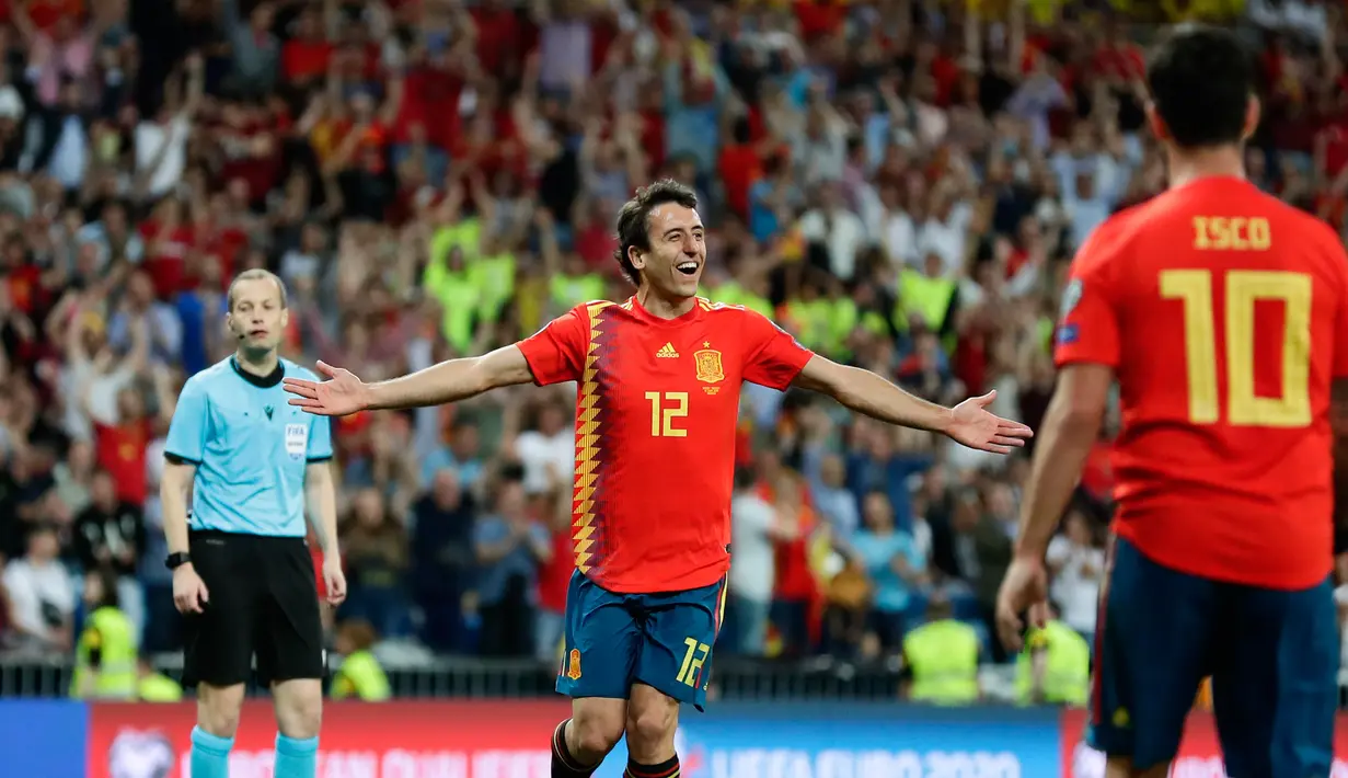 Penyerang Spanyol Mikel Oyarzabal melakukan selebrasi usai mencetak gol ke gawang Swedia dalam laga kualifikasi Grup F Piala Eropa 2020 di Stadion Santiago Bernabeu, Madrid, Senin (10/6/2019). Spanyol membantai Swedia 3-0. (AP Photo/Manu Fernandez)